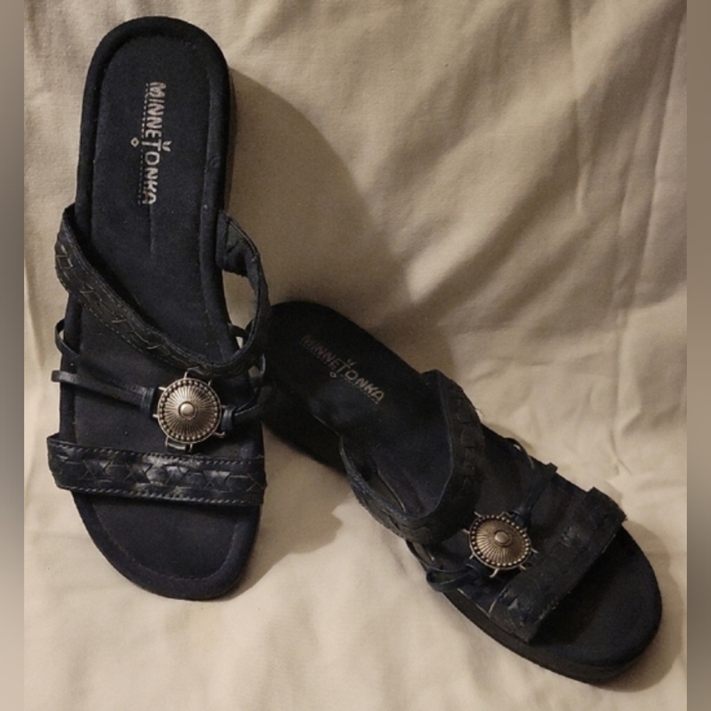 Minnetonka Navy Sandals with Silver Accent Size 8